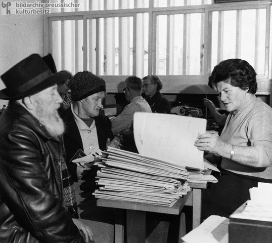 German-Jewish Emigrés Receive Legal Assistance in the Office of the United Restitution Organization (URO) in Tel Aviv (February 20, 1966)